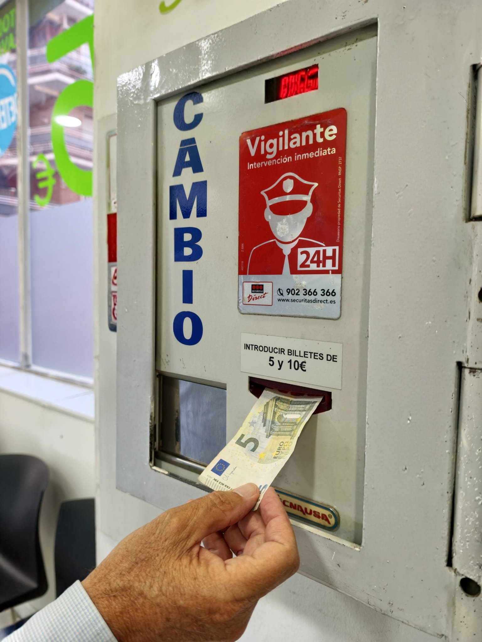 Máquina de cambio de Colada Exprés que admite billetes de 5 y 10 euros
