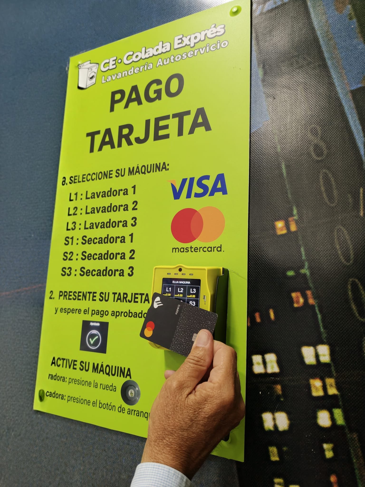 Cartel de pago con tarjeta y máquina de cambio en Colada Exprés